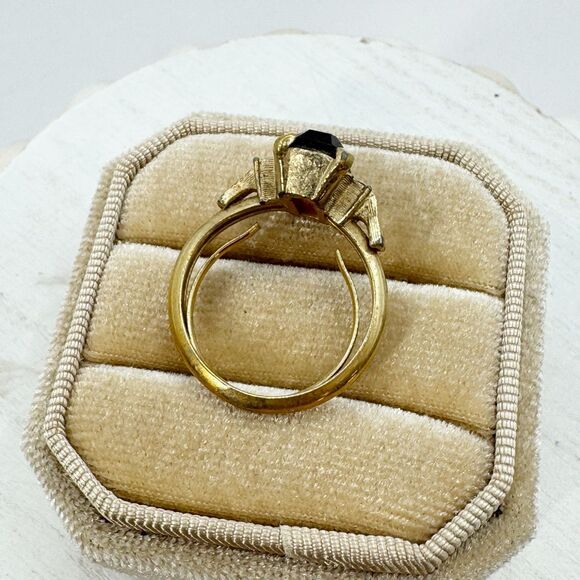 Avon Vtg Plaza IV Amethyst Glass Emerald Cut Cocktail Ring Gold Tone Size 5-6.5 - Picture 4 of 11